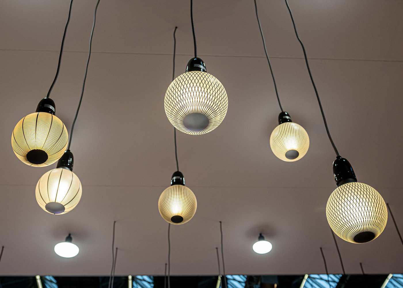 Bailey Orient dots led-lamp e27 4W bol 827 2700K 240LM dimbaar