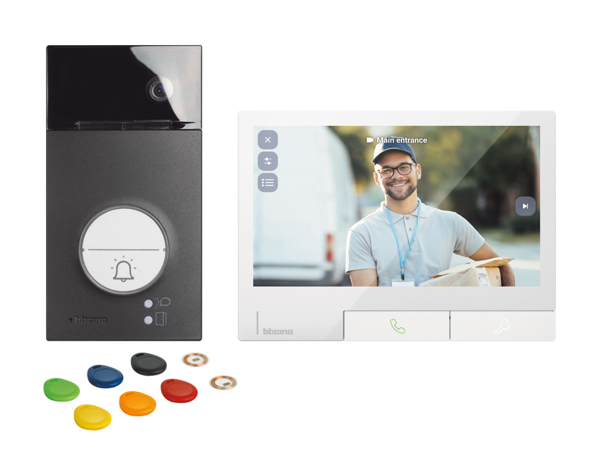 BTicino Classe 300X De Classe300x wit kit met linea 3000 zwart + badge video-intercom