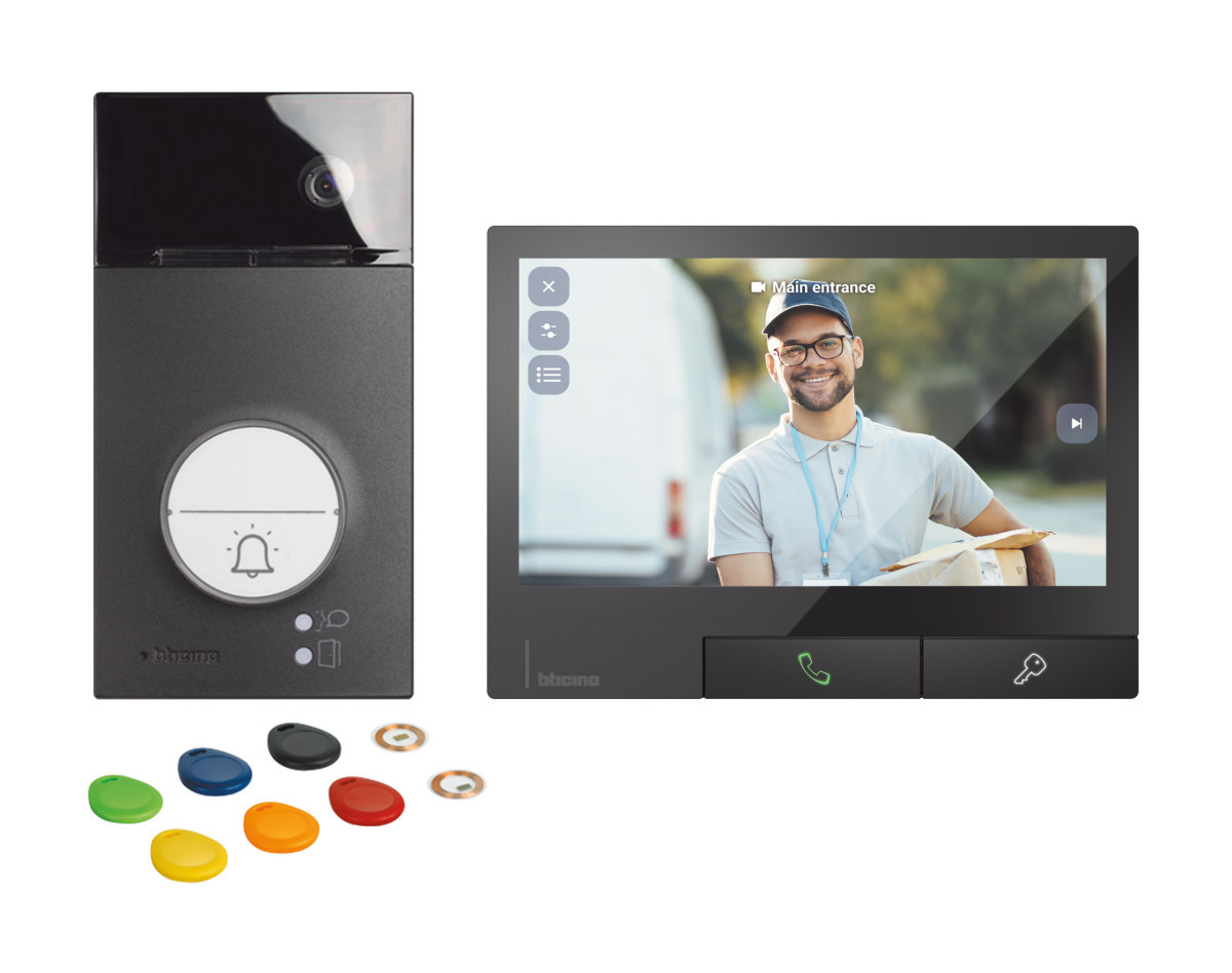 BTicino Classe 300X De Classe300x zwart kit met linea 3000 zwart + badge video-intercom