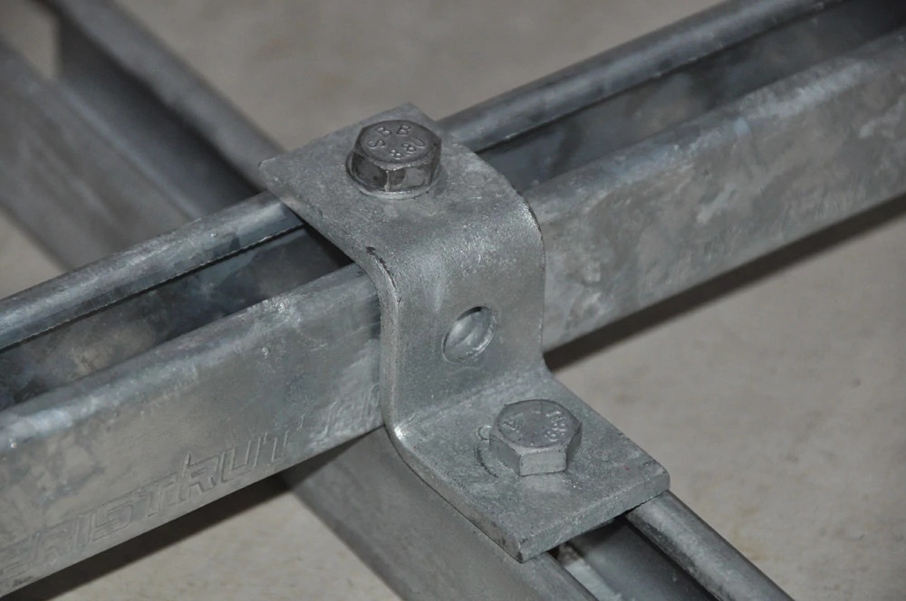 nVent CADDY ERISTRUT Strutprofielsysteem Z-Vormige opstaande beugel voor strut montageprofiel type A