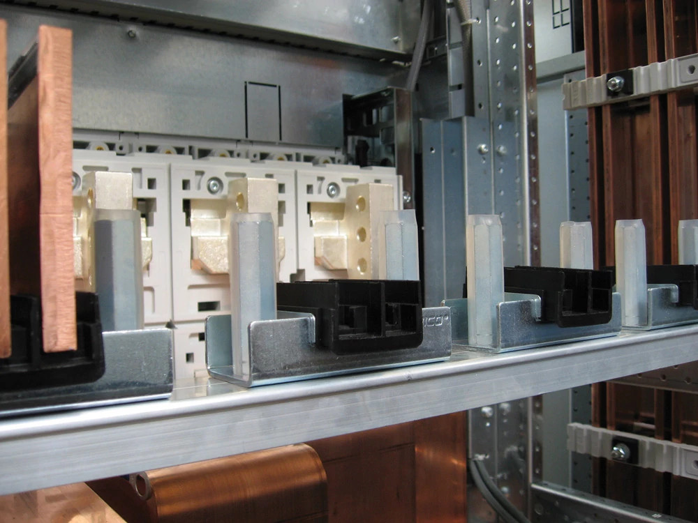 nVent ERIFLEX Verstelbare Railsteunen Abs Adjustable busbar support insulator module, 4,500 A max